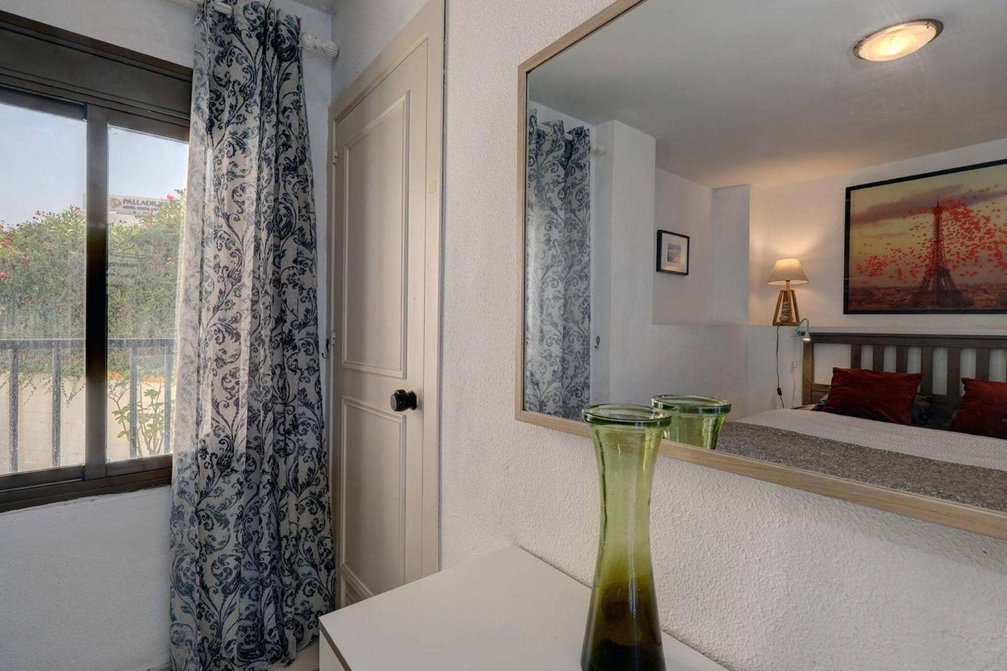 082 - Stunning Sea Views Beachfront Apartment Benalmádena Eksteriør bilde