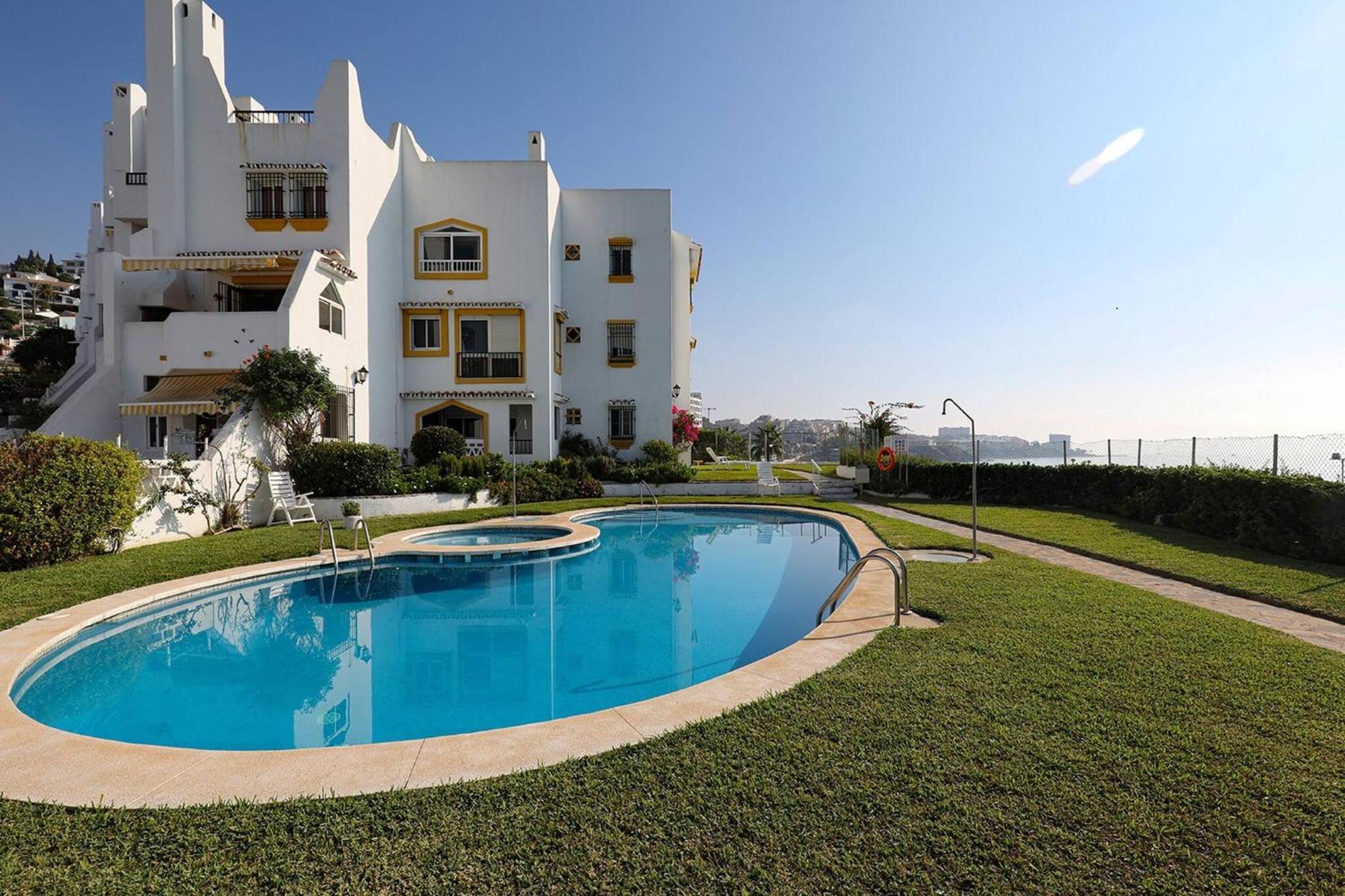082 - Stunning Sea Views Beachfront Apartment Benalmádena Eksteriør bilde